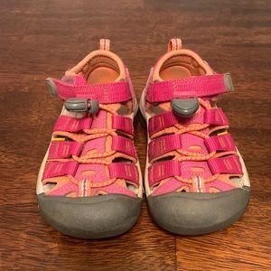 Keen sandals size 8 toddler